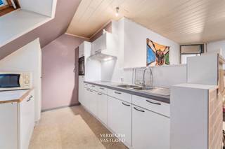 <p><span>Ligging<br /></span><span>Dit duplexappartement bevindt zich op wandelafstand van het centrum van Lokeren. <br />Een warme bakker is je buur, winkels, scholen en horeca liggen om de hoek. <br />Het station en de op- en afrit van de E17 bereik je in enkele minuten met de wagen.<br /><br /></span><span>Duplexappartement met 2 slaapkamers<br /></span><span>Op de tweede verdieping kom je binnen in de leefruimte met zit- en eethoek, de keuken sluit erop aan.<br />Verder vind je een badkamer met douche en aansluiting voor de wasmachine, en twee slaapkamers onder het dak. <br />De dakvensters brengen licht tot diep in de kamers.<br /></span><span><br /></span><span>Ook het appartement op de eerste verdieping is (samen of apart) te koop<br />Hier kom je eveneens binnen in een ruime leefruimte met plaats voor een zithoek en een grote eettafel, keuken, badkamer, 2 slaapkamers en een terras.<br /><br />Appartement 1ste verdieping met 2 slpk en terras - 159.000 EUR<br />Duplexappartement met 2 slpk - 169.000 EUR<br />samen te koop aan 299.000 EUR<br /><br /></span><span>Troeven</span></p><p><span>/ 2 slaapkamers<br />/ centrale ligging met vlotte verbinding<br /><br /></span></p>