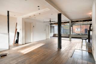 Deze gezinswoning is gelegen in een zeer rustige straat op een toplocatie, nabij het centrum van Nijlen, station, scholen, winkels, horeca, openbaar vervoer, .... . De woning biedt een vlotte verbinding naar de E313 en de omliggende gemeentes.<br /><br />Via een inkomhal betreed je de ruime woonkamer. De open keuken is voorzien van een gaskookplaat, dubbele spoelbak, dampkap, vaatwasser en koelkast. Achter de keuken is er een lichtrijke veranda. Verder is er een ruime technische berging/wasplaats met toilet.<br /><br />Op de eerste verdieping bevinden er zich 2 ruime slaapkamers, een doorloopkamer (mogelijkheid tot 3de slaapkamer) en een ruime badkamer met ligbad, douche, toilet en een badkamermeubel met dubbele lavabo.<br /><br />Koele berging vind je in de kelder.<br /><br />Achteraan de woning geniet je van een ruime volledig omheinde tuin. Er is parkeergelegenheid vooraan de woning, en er is tevens een ruime dubbele garage achteraan de tuin. Deze garage is bereikbaar via de servitudeweg (gelegen op het perceel) rechts naast de woning.<br /><br />Er zijn 18 zonnepanelen aanwezig. Geen renovatieverplichting (EPC label D).