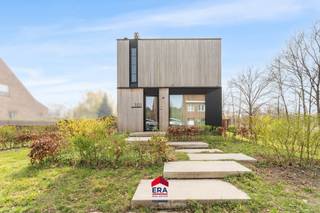 Bent u op zoek naar een instapklare, energiezuinige woning waar ruimte, rust en een uitstekende ligging samenkomen? Dan is deze woning in...