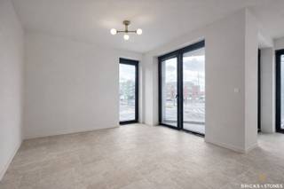 Dit volledig bemeubeld, energiezuinig nieuwbouw appartement met twee ruime slaapkamers.Aangename en lichtrijke leefruimte dankzij de grote...