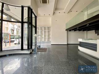 Te huur, een van onze mooiste locaties op onze Markt.De winkel, ontworpen door onze architecten van Interior Point, is een echt juweeltje, met...