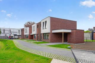 Energiezuinig en duurzaam wonen, dat kan u binnenkort in centrum Nijlen.<br />Deze nieuwbouwwoning met 3 slaapkamers en zuid-tuin ligt op een toplocatie. Zeer rustig gelegen maar toch op minder dan 100 meter van het dorpscentrum.<br />De woning wordt uitgerust met energiezuinige en duurzame technieken zoals een warmtepomp, vloerverwarming, ventilatiesysteem, regenwaterrecuperatie, zonnepanelen, ....<br />Deze tijdloze gezinswoning biedt u alle comfort en heeft volgende indeling:  <br /><br />GLV – inkom; gastentoilet; woonkamer met ingerichte open keuken en directe toegang tot terras en tuin; technische berging (aansluiting WM/DK en technieken).<br />Bovenverdieping – 3 ruime slaapkamers en ruime badkamer met inloopdouche, dubbele lavabo en toilet.  <br />Terras en tuinzones worden aangelegd. De tuin wordt omheind en voorzien van een ruime tuinberging. <br /><br />U kan de laatste details van deze woning conform het lastenboek nog afwerken volgens uw stijl en smaak. Aankoop onder stelsel van registratierechten (grond) en BTW (woning). Een ondergrondse parking is verplicht aan te (huur-)kopen.<br /><br />Bekijk nu al de foto's op onze website www.dplusvastgoed.be<br />Voor meer informatie of voor een bezoek bel 0475 59 90 00 of mail yves@dplusvastgoed.be