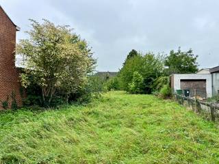 Aan de rand van centrum Zottegem vinden we deze ruime bouwgrond (7a 32ca) voor het optrekken van een halfopen bebouwing. Er bestaat reeds een stedenbouwkundig attest voor het bouwen van een woning met gevelbreedte van 8m en een bouwdiepte van 18m op het gelijkvloers en een bouwdiepte van 12m op het verdiep, met een zadeldak. In de achterliggende zone mag een afzonderlijke garage worden ingeplant. De voorschriften kunnen via het kantoor opgevraagd worden. Topper! Voor meer inlichtingen of een afspraak ter plaatse of op kantoor, contacteer Veronique 0483/676579