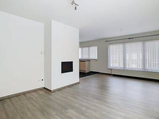 Are you looking for a stylish and cozy apartment for rent in beautiful Beveren? This recently renovated and ready-to-move building at Sint-Sebastiaanstraat 22 b2 combines a quiet living environment with the immediate vicinity of the bustling center.<br /><br />The excellent location ensures that shops, schools and public transport are easily accessible on foot or by bike. In addition, the residence has a private garage.<br /><br />Layout of the property:<br />-Entrance hall<br />-Living space<br />-Kitchen<br />-Storage<br />-Bathroom with shower and toilet<br />-Bedroom 1<br />-Bedroom 2 with cozy balcony<br />-Garage box<br /><br />Curious about this cozy apartment? Quickly request your visit via dewaele.com: at the property, click on the red “request visit” button to create your rental profile. See you soon!