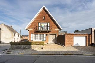 <p>Deze te renoveren woning is gelegen aan de stadsrand van Geraardsbergen en biedt tal van mogelijkheden voor wie op zoek is naar ruimte en potentieel. Dankzij de vlotte bereikbaarheid en rustige omgeving vormt dit pand een interessante opportuniteit.</p>
<p>De inkomhal geeft toegang tot de woonkamer, eetkamer en keuken. Aansluitend bevinden zich de veranda en het terras.<br />Verder is er op het gelijkvloers een badkamer voorzien van een bad, lavabo en toilet.<br />Daarnaast is er een droge kelder en een garage, wat extra opbergruimte en comfort biedt</p>
<p>De eerste verdieping beschikt over 3 slaapkamers.</p>
<p>Hoewel de woning aan renovatie toe is, biedt ze een sterke basis. Met de juiste aanpak en investering kan dit pand worden omgevormd tot een aangename en charmante gezinswoning op een gegeerde locatie.</p>
<p>Interesse? Contacteer Katrien: 0473/42.76.99. – katrien@cornelis-goeman.be</p>
<p><strong>Vraagprijs: € 249.000</strong></p>