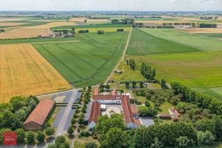 Handelshoeve bestaande uit: Feestzaal voor 175 personen (zittend) met uitgeruste industriële keuken, restaurant met terras en ingerichte...