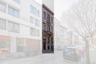 Stijlvol herenhuis met zuidgerichte tuin
Locatie:
Op een toplocatie in Antwerpen-Zuid bevindt zich dit neoclassicistische herenhuis, sinds 2023 grondig gerenoveerd met respect voor de authentieke elementen.
Indeling:
De royale inkomhal met hoge plafonds, ornamenten en marmeren vloer leidt naar de leefruimte met eiken visgraatparket en originele marmeren schouwen. Aansluitend bevindt zich de vernieuwde keuken in walnoothout met composieten werkbladen, mortexvloer, ontbijtbar en toegang tot de zuidgerichte tuin met verschillende terrassen.
De eerste verdieping telt 2 ruime slaapkamers en een luxueuze badkamer met dubbele marmeren wastafel, inloopdouche en ligbad. De tussenverdieping wordt voorbereid voor een tweede badkamer. Op de tweede verdieping bevinden zich 2 slaapkamers en een dressing. De derde verdieping biedt nog 2 slaapkamers en een kantoor met maatwerk in walnoothout.
Verder beschikt de woning over een afgewerkte zolder van ca. 30 m² en een volwaardig souterrain van ca. 95 m² met toegang tot de tuin.
Troeven:
• 6 slaapkamers
• Kantoor
• Zuidtuin
• Authentieke elementen
• Hoogwaardige renovatie.
Technisch: gunstig EPC, elektriciteit conform en asbestveilig/-vrij.
Koopt u als enige en eerste woning? Dan geniet u van het verlaagde tarief van 2% verkooprechten.
Info en afspraken : 03/345.88.99.