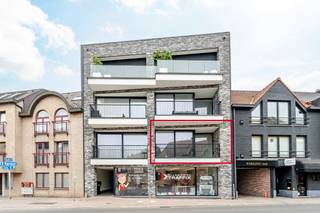 <p>Modern appartement in het centrum van Berlare met veel lichtinval, kwalitatieve afwerking, ondergrondse parkeerplaats en zeer grote berging.</p>

<p> </p>

<p>Dit recente appartement uit 2018 combineert comfortabel wonen met een energiezuinige aanpak en een centrale ligging in een residentiële omgeving. De lichtrijke leefruimte zorgt voor een aangename woonbeleving en sluit mooi aan op het terras. Dankzij de goede afwerking en praktische indeling is dit appartement ideaal voor wie op zoek is naar een instapklaar appartement in Berlare. De ondergrondse staanplaats en de ruime kelderberging bieden extra comfort en opbergruimte. Bovendien geniet u van een vlotte bereikbaarheid en bevinden winkels, horeca en dagelijkse voorzieningen zich in de nabije omgeving.</p>

<p> </p>

<p>Belangrijkste ruimtes:</p>

<p>• Ruime woonkamer (39 m²) met veel lichtinval en toegang tot het terras</p>

<p>• Praktische berging (4 m²) met aansluiting voor wasmachine en droogkast</p>

<p>• Terras (6 m²) aansluitend aan de leefruimte</p>

<p>• Apart toilet met handenwasser</p>

<p>• Slaapkamer (12 m²)</p>

<p>• Badkamer (6 m²) met inloopdouche en dubbele wastafel in meubel</p>

<p>• Ondergrondse staanplaats (18 m²)</p>

<p>• Grote kelderberging (6 m²)</p>

<p> </p>

<p>Troeven:</p>

<p>• Bijna energie neutraal appartement met kwalitatieve afwerking</p>

<p>• Ondergrondse staanplaats en ruime kelderberging inbegrepen</p>

<p>• Centraal gelegen en vlot bereikbaar in Berlare</p>

<p> </p>

<p>Neem vandaag nog contact op voor een bezoek.</p>

<p> </p>

<p>JOUW DROOMAPPARTEMENT. ZO GEVONDEN!</p>