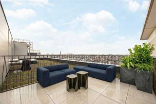 <p><span>ANTWERPEN - Zurenborg:</span><span> Duplex-penthouse met 3 slaapkamers, 3 terrassen en 2 staanplaatsen in het bruisende centrum. EPC-label A.</span></p><p><span> </span></p><p><span>BESCHRIJVING : </span></p><p><span>Gelegen in de gegeerde Zurenborgwijk, combineert deze locatie het bruisende stadsleven met een aangename woonomgeving, op wandelafstand van het Centraal Station, tal van hippe cafés en lokale handelszaken.<br />Op de 8° en 9° verdieping van een recent en indrukwekkend nieuwbouwproject bevindt zich deze lichtrijke en ruime duplex-penthouse.</span></p><p><span>Dankzij de centrale ligging zijn buurtwinkels en belangrijke invalswegen vlot te bereiken, terwijl ook het stadscentrum op wandelafstand ligt.</span></p><p><span> </span></p><p><span>Via de inkomhal met vestiaire en gastentoilet, komt men eerst in de open keuken met eiland en lichtkoepel voor een natuurlijke lichtinval. </span></p><p><span>Deze is uitgerust met kwalitatieve, ingebouwde Bosch-toestellen, waaronder oven en stoomoven, microgolf, koelkast en diepvriezer, aangevuld met een inductiekookplaat van AEG. </span></p><p><span>De keuken vloeit naadloos over in de ruime en lichtrijke leefruimte, die dankzij de vele raampartijen eveneens van een aangename lichtinval geniet.</span></p><p><span> </span></p><p><span>De terrassen sluiten rechtsreeks aan op de leefruimte en bevinden zich zowel aan de voor- als zijkant van het appartement, met open mooie uitzichten over de Koekenstad. </span></p><p><span>Via de trap bereikt men de nachthal met apart toilet en berging voorzien van aansluitingen voor wasmachine en droogkast. Aan de achterzijde bevinden zich twee slaapkamers, evenals een tweede badkamer uitgerust met dubbele wastafel en ligbad. </span></p><p><span> </span></p><p><span>Aan de voorzijde van het appartement is de masterbedroom gelegen met een en-suite badkamer voorzien van douche en enkele lavabo. </span></p><p><span> </span></p><p><span>Kelderberging is inbegrepen. </span></p><p><span>Twee autostaanplaatsen verplicht mee aangekocht te worden aan 30.000 € per plaats. </span></p><p><span> </span></p><p><span>BIJZONDERHEDEN : </span></p><p><span> </span></p><p><span>- Centrale ligging nabij parken, scholen en invalswegen</span></p><p><span>- Gemeenschappelijke kosten : 200 €/maand (elektriciteit en onderhoud gemene delen, verzekering, beheer, lift)</span></p><p><span>- EPC-label A</span></p><p><span>- Bruikbare vloeroppervlakte volgens EPC : 132 m</span><span><sup>2</sup></span></p><p><span> </span></p><p><span> </span></p><p><span> </span></p><p><span> </span></p><p><span> </span></p><p><span> </span></p><p><span> </span></p><p><span> </span></p>