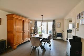 Ontdek dit charmante appartement, gelegen in een karaktervolle voormalige stadsboerderij, midden in de historische kern van Zoutleeuw. Dankzij de unieke ligging aan de Kleine Gete en op wandelafstand van winkels, horeca en voorzieningen, geniet u hier van een ideale combinatie van rust en bereikbaarheid. Het gebouw dateert van het begin van de 20e eeuw en werd in 2003 gerenoveerd met aandacht voor hedendaags comfort en modernere technieken.<br /><br />Via de gemeenschappelijke trappenhal betreedt u de privatieve inkomhal met apart gastentoilet. De lichtrijke leefruimte, voorzien van airconditioning vormt het hart van het appartement en omvat een gezellige zithoek, een eetplaats en een open geïnstalleerde keuken. Aansluitend bevindt zich een berging met aansluitingen voor wasmachine en droogkast, alsook de CV-installatie.<br /><br />Het grote raam met achterdeur zorgt voor een aangename lichtinval en biedt directe toegang tot het terras met open zicht en een privatief genotsrecht.<br /><br />Het nachtgedeelte bestaat uit een nachthal, twee volwaardige slaapkamers en een badkamer uitgerust met een douche-in-bad en een lavabomeubel.<br /><br />Met een beperkte opfrissing kan dit appartement volledig naar uw smaak worden ingericht en is het meteen instapklaar. Bovendien werd het pand in het verleden succesvol verhuurd, wat het ook bijzonder interessant maakt als investering. Er geldt geen energetische renovatieverplichting dankzij het D-label.<br /><br />Extra troef: het gelijkvloers appartement met autostaanplaats is tevens vrij van gebruik en kan als investering mee aangekocht worden aan dezelfde prijs, met andere woorden 430.000,- EUR voor het geheel.<br /><br />Bent u op zoek naar betaalbaar wonen of een interessante opbrengsteigendom op een topligging? Dan is dit een kans die u niet wilt missen.<br /><br />Contacteer ons vandaag nog op 011 70 70 19 voor een bezoek!