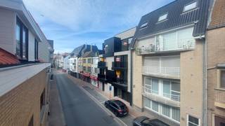Vernieuwd en instapklaar appartement in het centrum van Bredene in de Duinenstraat.Op wandelafstand van winkels, openbaar vervoer en strand.In een...