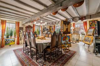 Graag bieden wij u dit zeer ruime appartement aan, gelegen in het historisch centrum van Edingen, nabij winkels, restaurants, kasteelpark, apotheek en met een goede bereikbaarheid dankzij het openbaar vervoer in de onmiddellijke omgeving.
Het appartement is ingedeeld als volgt: inkomhal, grote leefruimte met open, volledig ingerichte keuken en aanpalende ruime wasplaats/berging.
De nachthal geeft toegang tot drie slaapkamers (waarvan één met dressing en badkamer), een gastentoilet, een tweede badkamer en een bureau.
U kan genieten van veel lichtinval en van authentieke elementen, een massieve parketvloer en volhouten deuren.
De elektrische installatie is conform tot 2033 en het appartement beschikt over een energiezuinig EPC met label B. 
Ook voor investeerders is dit een interessant pand dankzij het mooie rendement. Voor meer info of bezoek contacteer Sophie 0496/71.50.59