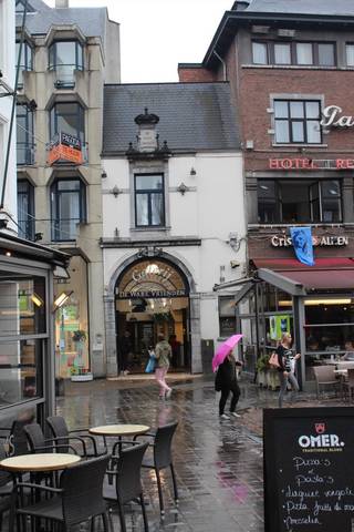 Ideaal gelegen winkelruimte vooraan in Galerij De Ware Vrienden gezien van het marktplein, dus midden in het stadscentrum van Hasselt.De winkel bevat...