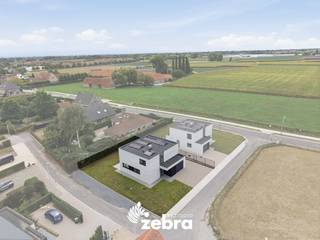 Deze instapklare nieuwbouwwoning bevindt zich op een rustige doch centrale ligging te Tielt (Meulebeke). De woning geniet van een uitstekende bereikbaarheid en ligt op wandel- en fietsafstand van diverse winkels, horeca, sportgelegenheid, openbaar vervoer, ...<br /><br />OP het gelijkvloers bevindt zich een inkomhal met gastentoilet, een open leefruimte met veel natuurlijk licht, een geïnstalleerde keuken met keukeneiland, een wasplaats, een berging en een garage met automatische poort.<br /><br />Het eerste verdiep bestaat uit een zeer ruime nachthal waar nog een extra bureauruimte kan gecreëerd worden, een apart toilet, een badkamer en 3 zeer ruime slaapkamers.<br /><br />De buitenomgeving is voorzien van een ruime tuin met aangelegd terras, een aangelegd pad rondom de woning en een oprit met voldoende parkeergelegenheid.<br /><br />Tot slot beschikt deze woning over vloerverwarming via een warmtepomp (lucht/water), 18 zonnepanelen met een totaal vermogen van 7830 Wattpiek, aluminium schrijnwerk, 2 regenwaterputten van 10.000 liter, ...<br /><br />Verkoop onder 21% BTW<br /><br /><strong>Ook wild geworden van deze thuis?<br />Twijfel niet langer en leg vandaag nog uw bezoek vast!</strong>