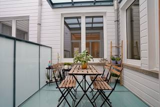 <span>Dit ruim, gerenoveerd appartement met 2 slaapkamers bevindt zich op wandelafstand van de grote markt van Sint-Niklaas. Het maakt deel uit van een kleinschalig gebouw zonder lift. Het appartement bevindt zich op het eerste verdieping. </span><br /><span>De indeling is als volgt: een aangename en lichtrijke leefruimte, een volledig uitgeruste keuken met aansluitend de berging die ideaal is als opbergruimte en als wasplaats. Daarnaast is er een badkamer met douche en toilet. Vervolgens zijn er nog twee ruime slaapkamers die te bereiken zijn via de nachthal.</span> <br />Grootste troeven: centrale locatie, ruim terras, gunstig EPC (167 kWh/ m² jaar) en afzonderlijke afvalberging en fietsenstalling op het gelijkvloers. <span>Kortom het ideale appartement in het centrum van Sint-Niklaas. Heb je interesse om dit te bezoeken? Neem vandaag nog contact op voor een bezoek via 052/41.41.94 of via </span><span>info@rosiersderidder.be</span><br /><span>Referentie: 5203</span>