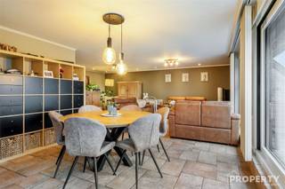 Ontdek dit unieke penthouse waar luxe, comfort en rust samenkomen. Dankzij de lift die rechtstreeks in het appartement uitkomt, geniet je van...