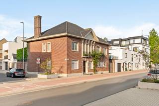 Deze charmante grote herenwoning is topgelegen in het centrum van Oudenaarde (op wandelafstand van de Schelde). <br />Deze degelijke woonst ademt charme en karakter, en biedt grote aangename lichtrijke ruimtes. <br /><br />INDELING: inkom en prachtige traphal, bureauruimte, gezellige zithoek, extra leefruimte, eetplaats, keuken met extra ontbijthoek, kelder, buitenberging/tuinhuis/garage, extra parking en aangename omheinde stadstuin. Op het verdiep bevinden zich de overloop, 6 slaapkamers, badkamer, extra GROTE zolder met nog potentieel. <br /><br />TROEVEN: degelijke charmante woonst, grote ruimtes, topligging in centrum Oudenaarde. <br /><br />Bezoek na afspraak met Immo Beguin: info@immobeguin.be<br /><br />Dit zoekertje omvat enkele AI-gegenereerde visualisaties.
