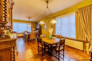 <p><strong>Veelzijdige woning met handelsruimte of ideaal voor kangoeroewonen. </strong></p>
<p><strong>Bent u op zoek naar een woning met bijzonder veel mogelijkheden? Dan is deze eigendom, gelegen op een ruim hoekperceel van [1057 m²] in Balen, beslist iets voor u!</strong><br />Deze woning leent zich uitstekend voor <strong>kangoeroewonen</strong> of voor wie een <strong>combinatie zoekt van wonen en werken</strong>, dankzij de aparte handelsruimte en het slimme ruimtegebruik.</p>
<p><strong>Indeling &amp; troeven</strong></p>
<p><strong>Handelsruimte met aparte inkom:</strong><br />In het rechtse gedeelte van de woning beschikt u over een volledig afzonderlijke handelsruimte, momenteel ingericht met twee bureaus. Ideaal voor een vrije beroeper, winkel, kantoor of praktijk aan huis.</p>
<p><strong>Hoofdingang &amp; leefruimte:</strong><br />Via de hoofdingang komt u in de inkomhal met toegang tot een praktische, droge kelder en een gastentoilet. Verderop treft u een lichtrijke eetkamer en gezellige zitruimte met houtkachel. De keuken ligt direct naast de eetkamer en biedt heel wat potentieel voor wie ze naar eigen smaak wil vernieuwen.</p>
<p><strong>Berging:</strong><br />Aansluitend aan de keuken is een ruime berging met ingemaakte kasten. Hier vindt u de aansluitingen voor wasmachine en droogkast, wat zorgt voor extra comfort en opbergruimte.</p>
<p><strong>Flexibele ruimtes op het gelijkvloers:</strong><br />Achteraan bevindt zich een aparte hal met toegang tot een bureauruimte, momenteel kantoor, maar evenzeer perfect bruikbaar als slaapkamer of hobbyruimte.</p>
<p><strong>Verdieping met badkamer en 3 slaapkamers:</strong><br />Op de bovenverdieping vindt u een vernieuwde badkamer, uitgerust met een douche, een comfortabel bubbelbad en dubbele lavabo. Hier zijn <strong>drie slaapkamers</strong>:</p>
<ul>
<li><strong>2 ruime kamers</strong> voorzien van ingemaakte kasten</li>
<li><strong>1 kleinere kamer</strong>, ideaal als kinderkamer, dressing of hobbykamer</li>
</ul>
<p><strong>Extra leefruimte/kangoeroewoning:</strong><br />Op de bovenverdieping is nog een aparte leefruimte ingericht als woonkamer – deze ruimte beschikt over extra ingemaakte kasten én een kitchenette. Dit maakt de woning ideaal als <strong>kangoeroewoning</strong> of voor grotere gezinnen, co-ouderschap, inwonende ouders, enz.</p>
<p><strong>Extra troeven</strong></p>
<ul>
<li>EPC label C (263 kWh/m²)</li>
<li>Dubbele beglazing</li>
<li>Ruim <strong>hoekperceel van 1057 m²</strong></li>
<li>Veel ingebouwde kastruimte</li>
<li>Praktische indeling, ideaal voor kangoeroewonen of zelfstandigen</li>
<li>Voldoende parkeergelegenheid dankzij de ligging</li>
</ul>
<p><strong>Kortom:</strong></p>
<p>Deze woning biedt een unieke combinatie van ruimte, flexibiliteit en mogelijkheden. Bent u op zoek naar een plek waar privé en professioneel naadloos gecombineerd kunnen worden? Of wenst u samen te wonen met een familielid, zonder aan privacy in te boeten? Dan is deze woning beslist een bezoek waard!</p>
<p><strong>Interesse? Ontdek hier al onze panden in Balen en omstreken, of kom vrijblijvend kennis maken met onze persoonlijke aanpak.</strong><br />Vraag hier uw gratis schatting aan of neem contact met ons op voor meer info of een bezoek!</p>
<p></p>