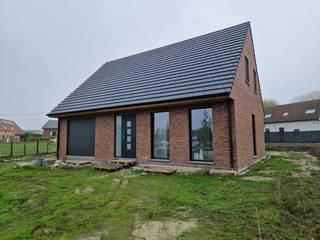De foto's zijn een voorbeeld van een verkochte (bijna afgewerkte) woning.<br />U heeft nog complete inspraak in stijl &amp; indeling bij de bouw van uw woning.<br /><br />Deze energieneutrale nieuw te bouwen woning in een rustige, kindvriendelijke buurt biedt alles voor een comfortabel gezinsleven:<br /><br /><strong>Ruimte &amp; luxe:</strong> 3 slaapkamers, een moderne keuken met hoogwaardige apparatuur, en een volledig uitgeruste badkamer met bad én douche.<br /><strong>Groene toekomst:</strong> Energieneutraal wonen voor lage kosten en een duurzame levensstijl.<br /><strong>Ideale ligging:</strong> Veilig voor kinderen en op korte afstand van de zee, de duinen en de gezellige boulevard van Blankenberge.<br /><br />Voor meer info, aarzel niet ons te contacteren.<br />Zie www.dimmowoning.be voor de prijs alle kosten inclusief!<br /><br /><strong>Er is een voorwaarde verbonden dat u zelf moet gaan wonen in de woning.<br />Dit kan niet als investering worden aangekocht.</strong>