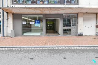 Dit bemeubeld handelspand met een bruikbare vloeroppervlakte van ca. 208 m² (volgens EPC-attest) is gelegen op een uiterst commerciële ligging in centrum Izegem. Deze handelsruimte is gelegen op een toplocatie beschikkende over een uitstekende visibiliteit, alsook een vlotte bereikbaarheid dankzij de nabijheid van de Rijksweg en het op- en afrittencomplex E403. Indeling: ruime ingerichte winkelruimte voorzien van de nodige verplaatsbare rekken en doorlopende etalage, paskamer en apart toilet. Verder beschikt het pand over twee grote stockageruimtes waarvan één voorzien van bar voor het ophangen van eventuele kledij en een kitchenette. Verwarming op aardgas | Voorzien van airco | Dubbel glas | Videofoon | Ingericht met verplaatsbare rekken | Parkeermogelijkheid in de straat | Onroerende voorheffing ten laste van de huurder (ca. 1465 EUR)| Voorschot gas en water: 150 EUR/maand | Onmiddellijk beschikbaar | EPC-label B. Contacteer ons voor meer informatie. 051 67 67 57 www.bordes.be