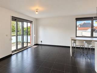 Instapklaar leuk appartement op de eerste verdieping met 2 slaapkamers en terras.Gelegen in Mechelen-Noord, winkels, openbaar vervoer en dagelijkse voorzieningen bevinden zich in de korte nabijheid.