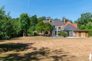 <strong>Te renoveren villa met 5-7 slaapkamers en 2 badkamers in doodlopende straat</strong><br /><br /><strong>Algemeen:</strong><br />- Unieke architecturale gezinswoning van Daniël Duprez<br />- Zeer goede ligging in zeer groene en kindvriendelijke buurt<br />- Veel renovatiemogelijkheden<br />- Prachtige zuidoost georiënteerde tuin<br />- Bewoonbare oppervlakte: ca. 490 m²<br />- Fenomenale lichtinval dankzij vele raampartijen <br />- Volledige privacy<br />- 5 - 7 ruime slaapkamers <br />- Bureauruimte ook bereikbaar met aparte ingang<br />- Badkamer en douchekamer aanwezig <br />- Grote oprit met voldoende parkeergelegenheid<br /><br /><strong>Architecturale kenmerken:</strong><br />- Gezinswoning (1984) die de robuuste charme van het brutalisme en de late postmodernstijl met een geborgen, warm thuisgevoel combineert<br />- Tijdloze materialen in de vorm van rode bakstenen en betonnen accenten<br />- Dynamisch lijnenspel dankzij verspringende dakvlakken, iconisch ronde raam in de leefruimte<br />- Geïntegreerd groen dankzij ingebouwde betonnen plantenbakken <br />- Lichtovergoten ruimtes dankzij grote raampartijen en lichtstraten in de dakvlakken<br />- Panoramisch zicht op de omringende tuin <br />- Diverse terrassen<br />- Vijver die rechtstreeks grenst aan de leefruimte <br /><br /><strong>Onmiddellijke omgeving:</strong><br />- Zeer vlotte bereikbaarheid naar Antwerpen en Brussel (E19 en trein)<br />- Nabij het centrum van Kontich met scholen, winkels, openbaar vervoer en verschillende natuurgebieden op fiets- en wandelafstand<br /><br /><strong>Indeling:</strong><br /><span>Gelijkvloerse verdieping (ca. 247 m²)</span><br />- Inkomhal met apart gastentoilet<br />- Riante leefruimte met zithoek en eetkamer <br />- Grote keuken met ontbijthoek<br />- Ruim terras met zicht op de tuin<br />- Wasplaats/berging<br />- Toegang naar de wellness met binnenzwembad, sauna (ca. 82 m²)<br />- Inpandige garage (ca. 38 m²)<br /><br /><span>Eerste verdieping (ca. 177 m²)</span><br />- Ruime overloop <br />- 5 ruime slaapkamers<br />- Master bedroom met ensuite douchekamer<br />- Badkamer met ligbad <br />- Apart toilet<br />- Bureau (met aparte inkomdeur via buitentrap)<br />- Polyvalente ruimte<br /><br /><span>Tweede verdieping (ca. 66 m²)</span><br />- Polyvalente zolderruimte