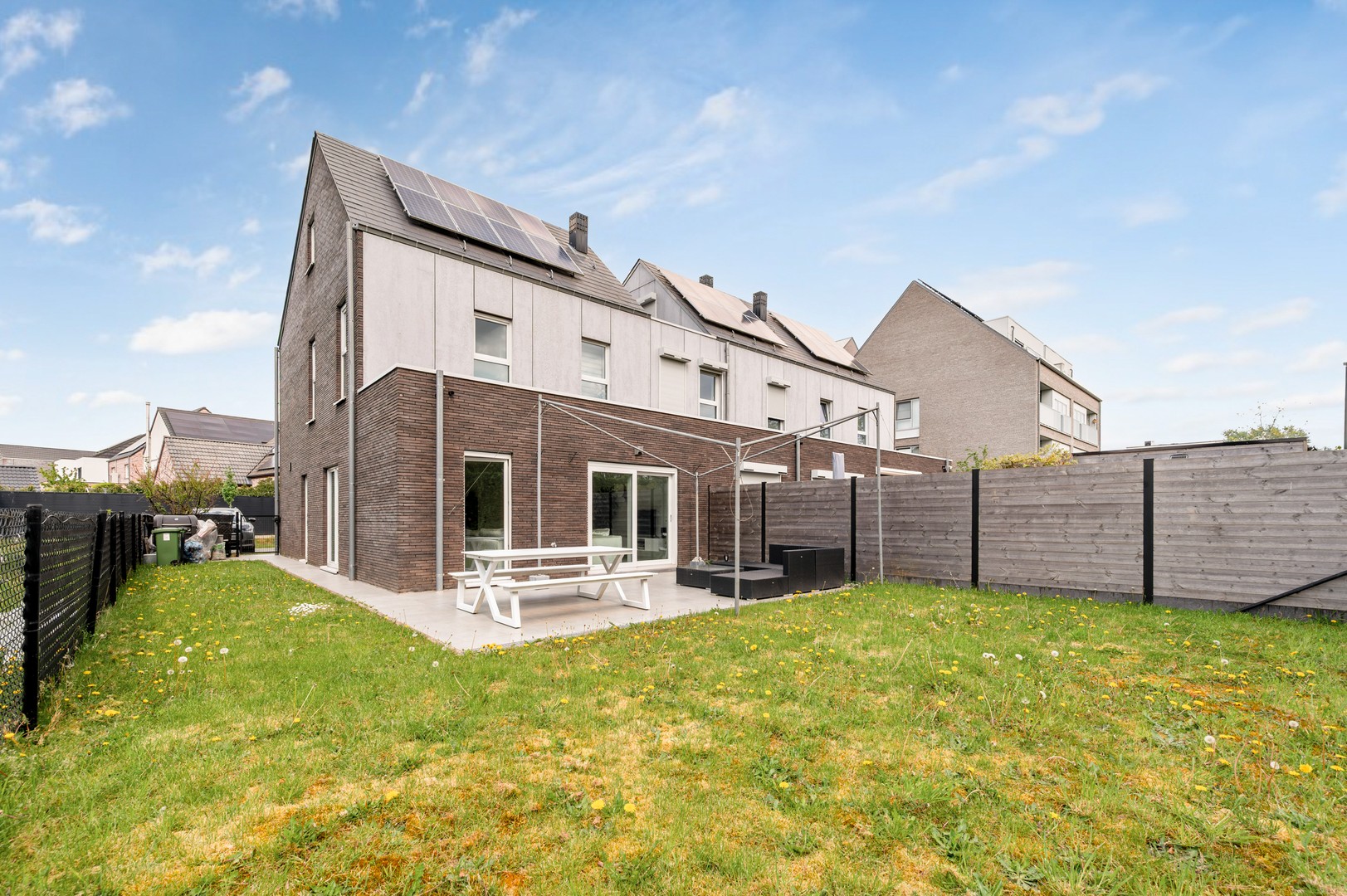 Recente en enorm lichtrijke half open bebouwing met veel troeven in een kindvriendelijke omgeving! - photo 1