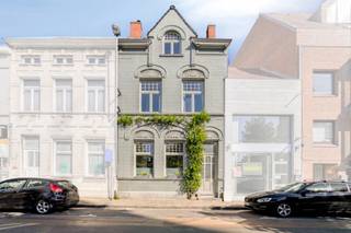 In de bruisende Sint-Amandsstraat, met zicht op het De Coninckplein en naast het Moermanpark, bevindt zich dit stijlvolle en instapklare herenhuis waar authentieke charme en hedendaags comfort perfect samengaan.<br /><br />Deze architectenwoning uit 1921, ontworpen door architect Van Moerkerke, werd met respect voor haar karaktervolle elementen gerenoveerd en verder verduurzaamd. Zo beschikt de woning onder meer over een recent vernieuwde badkamer naar ontwerp van een binnenhuisarchitect, een tweede badkamer, extra dakisolatie en een energiezuinige condensatieketel.<br /><br />Met drie volwaardige slaapkamers, een dressing, een bureau, twee badkamers en drie toiletten biedt deze woning verrassend veel ruimte en wooncomfort. De ruime zolder en kelder voorzien bovendien in extra bergruimte.<br /><br />De kwalitatieve Fraeye-keuken vormt samen met authentieke elementen zoals de originele haard, hoge plafonds en karaktervolle binnendeuren een bijzonder stijlvolle leefomgeving. Achteraan geniet u van een sfeervolle stadstuin, ontworpen door een tuinarchitect, die aanvoelt als een koele, groene oase midden in de stad.<br /><br />Extra troef is de mogelijkheid tot aankoop van een overdekte staanplaats (richtprijs: 25.000 euro) in een afgesloten garagecomplex op slechts twee minuten wandelen.<br /><br />Een zeldzame kans voor wie op zoek is naar een karaktervolle stadswoning met veel ruimte, hedendaags comfort en een topligging in het hart van Roeselare.<br /><br />Kijkdagen op 26 en 29 augustus (enkel op afspraak via Dewaele.com).<br /><br />De algemene voorwaarden van Dewaele DIY kunt u steeds raadplegen via dewaele.com.<br /><br />Bestuursmaatregelen in het maatregelenregister: nee
