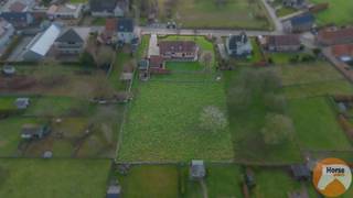 KIJKDAG ZAT. 14/02 VANAF 10u (OP AFSPRAAK 053/60.65.60) <br /><br />PAJOTTEGEM- In het hart van het rustige en landelijke Sint-Pieters-Kapelle bevindt zich deze charmante en ruime vrijstaande woning, gelegen op een mooi perceel van ca. 30 are met een perceelbreedte van 38 meter. Het volledige perceel is gelegen in woongebied met landelijk karakter, wat tal van mogelijkheden biedt. Bovendien geniet de woning van een open en groen zicht aan de achterzijde.<br /><br />Bij het betreden van de woning kom je binnen in een aangename inkomhal met apart gastentoilet. De lichtrijke woonkamer sluit naadloos aan op de eetkamer met een mooi zicht op de open tuin. De keuken biedt toegang tot de praktische garage van 35m².<br />Op de eerste verdieping leidt de nachthal naar drie slaapkamers, waarvan één toegang geeft tot de opbergzolder, een badkamer en apart toilet. <br />Bijkomend beschikt de eigendom over een bijgebouw van ca. 30 m², ideaal als extra bergruimte, hobbyruimte of atelier. Er is voldoende parkeergelegenheid op het perceel en de woning is voorzien van volledig dubbele beglazing.<br /><br />Het EPC is momenteel label E, wat een renovatieplicht met zich meebrengt. Positief is dat dak, muren en vloeren reeds geïsoleerd zijn. Door de elektrische verwarming te vervangen door bijvoorbeeld lucht-lucht warmtepompen of centrale verwarming op gas, kan het EPC aanzienlijk verbeterd worden.<br />Een woning met veel potentieel, op een uitstekende landelijke ligging.<br /><br />De vermelde prijs is een richtprijs. Na ontvangst van de biedingen zal de verkoper beslissen of hij/zij de eigendom verkoopt aan het beste bod. De richtprijs is aldus niet bindend voor de verkoper. Voor meer info kunt u ons contacteren of het reglement raadplegen op onze website.