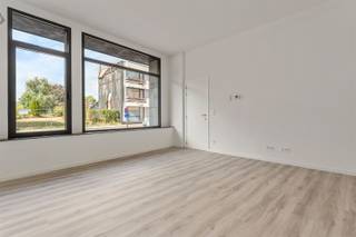 <p><span> </span></p><p><span>Instapklaar gelijkvloers appartement te huur in hartje Mol.</span></p><p><span> </span></p><p><span>In het centrum van Mol - Rozenberg, bieden we dit volledig gerenoveerde gelijkvloers appartement aan. </span></p><p><span>Het appartement combineert modern comfort met een warme en lichtrijke sfeer, ideaal voor wie op zoek is naar een gezellige thuis op wandelafstand van winkels, horeca en openbaar vervoer.</span></p><p><span> </span></p><p><span>Bij binnenkomst valt meteen de ruime woonkamer met open keuken op, waar grote ramen zorgen voor een overvloed aan natuurlijk licht. </span></p><p><span>De open keuken sluit naadloos aan en is de perfecte plek om te koken én gezellig samen te zijn. </span></p><p><span>Een aparte bureauhoek maakt het appartement bovendien ideaal voor wie vaak van thuis werkt.</span></p><p><span> </span></p><p><span>De badkamer is uitgerust met zowel een ligbad als een douche, en er is een afzonderlijk toilet voorzien. </span></p><p><span>Verder beschikt het appartement over één slaapkamer, een praktische berging en een gezellig terras waar je in alle rust kan genieten.</span></p><p><span> </span></p><p><span>Extra troeven zijn de gezamenlijke fietsenstalling, de zeer gunstige EPC-waarde, en het feit dat er geen gemeenschappelijke kosten zijn.</span></p><p><span> </span></p><p><span>Kortom, dit appartement is instapklaar, energiezuinig en perfect gelegen voor wie comfortabel en zorgeloos wil wonen in het centrum van Mol.</span></p>