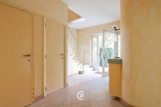 Te renoveren vrijstaande villa.Deze ruime woning ligt in het centrum van Dilbeek en geniet van een uitstekende ligging ten opzichte van het administratieve centrum, de bibliotheek, het cultureel centrum en de winkels.Uitstekende bouwkwaliteit met een betonnen tussenvloer, grotendeels onderkelderd en deels geventileerde kruipruimte (handig voor technische installaties).Op de begane grond komt u het huis binnen via een ruime inkomhal met toilet en vestiaire, toegang tot de ruime keuken (15 m²) met eethoek, een zeer grote woonkamer (50 m²) met OH en met toegang tot het terras/tuin en bovendien nog een grote slaapkamer (16 m²) met badkamer.Op de eerste verdieping vindt u een ruime overloop (16 m²), 3 slaapkamers, waarvan één zeer grote (28 m²) (16 m² en 16,2 m²), een badkamer en een toilet. De zolder is bereikbaar via een opklapbare trap en biedt een ruime ingerichte ruimte die kan dienen als vijfde slaapkamer.Ondergronds vindt u verschillende kelders (wijnkelder, wasplaats, stookplaats) en een garage met een buitenstaanplaats.Dit is een huis met veel potentieel.