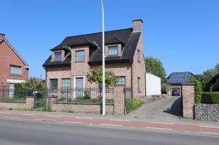 Bent u op zoek naar een moderne villa met zwemvijver en 4 slaapkamers op een centrale ligging in Melsele? Dan is dit wellicht iets voor u!<br /><br />Deze moderne, energiezuinige villa met zwemvijver en grote tuin beschikt over zonnepanelen en is zeer goed bereikbaar door zijn centrale ligging. <br />De villa is als volgt ingedeeld: inkomhal met apart toilet, eetruimte met half-open keuken voorzien van alle comfort en toegang tot de berging, zeer ruime zithoek met uitzicht op de zwemvijver en tuin. De zithoek beschikt over een gezellige gashaard. Daarnaast is er een bureauruimte, die afsluitbaar is van de eetruimte en beschikt over een houtkachel. Op de 1ste verdieping zijn er 3 slaapkamers, een badkamer en apart toilet. Op de 2de verdieping heeft u de 4de slaapkamer en toegang tot de bergzolder.<br /><br />De voornaamste troeven van de woning zijn: energiezuinig, grote tuin en zwemvijver, dubbele garage te bereiken via een lange oprit, veel ruimte én een centrale ligging!<br /><br />De woning is beschikbaar vanaf 1 mei 2026, in onderling overleg ook vroeger mogelijk. <br /><br />Contacteer ons voor meer informatie en/of een plaatsbezoek via verhuur@homevast.be of tel. via 03 376 20 20.