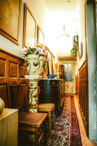 INDRUKWEKKENDE HERENWONING MET TUINTERRAS / GELEGEN OP HET AANGENAME STATIONSPLEIN VAN GERAARDSBERGEN. Met zicht op het brede plein van de stationsbuurt, verveel je je nooit in deze majestueuze herenwoning met 4 (bewoonbare) bouwlagen, totaal 284m2. Energiezuinig met het lage C-label (213kWh). Indeling : NIV.0 met aparte inkom- en traphal met rechtstreekse toegang tot de achterbouw. Rechts de dubbele leefruimte. In de achterbouw dan een lichtrijke eetplaats en keuken met toegang tot het sfeervolle tuinterras, ook toegankelijk van in de living. Frisse en droge kelder in NIV.-1 met om. stookruimte en berging.  NIV+1 met overloop en trapje naar de achterbouw waar de badkamer werd ingericht. Dan nog 2 slaapkamers waarvan de typische brede aan de voorzijde. NIV.+2 identiek maar geen achterbouw. Nog een vaste trap naar de ingerichte en geïsoleerde zolder op NIV.+3,, nu gebruikt als vrijetijdsruimte en atelier. Ben je een stadsliefhebber van de Parel der Vlaamse Ardennen en hou je van stijlvol, authentiek en nostalgisch leven, dan mag je dit niet missen. Heel uniek door de specifieke inrichting. Zowel leegmaken als (deels) overname van inboedel is bespreekbaar. Verneem meer info van vastgoedmakelaar Cedric tijdens een verhelderend plaatsbezoek. Bel zijn team voor de bezoekplanning op 054412500