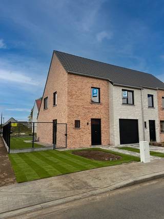 Hectaar bouwt 12 nieuwbouwwoningen in de Rooiveldstraat in Waardamme, een groene deelgemeente van Oostkamp. <br />Het project heeft een gunstige locatie met de E403 en E40 in de nabijheid, wat vlotte verbindingen garandeert.<br />Profiteer anderzijds van een lichtrijke woning met zuidoostelijke oriëntatie en alle voorzieningen in de buurt.<br /><br /><strong>Lot 04: </strong><br />Met een bewoonbare oppervlakte van 150,87 m² geniet u van lichtrijke en open ruimtes, ingedeeld als volgt:<br />Gelijkvloers: inkomhal met apart gastentoilet, lichtrijke leefruimte met open keuken (42,78m²) en een inpandige garage. <br />Verdieping: nachthal met apart toilet, 3 ruime slaapkamers (12m² - 13m² - 14,80m²), badkamer met ligbad, douche en dubbel lavabomeubel. <br />Zolder te bereiken via een zolderluik. <br /><br /><strong>Extra troeven </strong>
<ul>
<li>Lucht-water warmtepomp</li>
<li>Laminaat in de nachthal en slaapkamers</li>
<li>Volledig geschilderd en voorzien van verlichting</li>
<li>Inclusief tuinaanleg en omheining</li>
<li>Zonnepanelen</li>
<li>Regenwaterput (7.500l) aangesloten op toiletten, wasmachine en buitenkraan</li>
</ul>
<br /><strong>Oplevering is voorzien najaar 2025.</strong><br /><br />Bent u geïnteresseerd in deze halfopen nieuwbouwwoning? <br />Neem contact met ons op voor meer informatie of plan een afspraak in op ons kantoor te Roeselare.