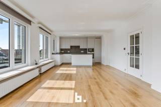 Dit prachtige, recentelijk volledig vernieuwde appartement is gelegen in het hart van Kortrijk en biedt alle comfort en ruimte die men kan...