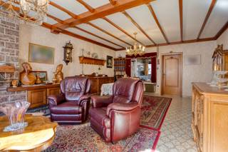 Deze op te frissen ruime gezinswoning is centraal doch rustig gelegen in het centrum van Meerhout, op wandelafstand van de markt, winkels, scholen, horeca, ... . Je geniet hier tevens van een vlotte verbinding naar de omliggende gemeenten Geel, Mol, Balen, Laakdal en Ham, alsook naar de E313 autosnelweg.<br /><br />Via de inkomhal betreed je de leefruimte, opgedeeld in een eethoek en een zithoek. Aansluitend bevindt zich de keuken. Verder is er op het gelijkvloers een veranda, wasplaats/berging, badkamer met bad, douche en lavabo, en een gastentoilet. <br /><br />Op de verdieping geeft de nachthal toegang tot 2 ruime slaapkamers en een kinderkamer/berging/... waar een toilet en lavabo aanwezig zijn.<br /><br />De kelder en zolder bieden de nodige opslagruimte.<br /><br />Achteraan de tuin is er een ruime garage die tevens toegang biedt tot ruime publieke parking achter de tuin.<br /><br />EPC Label D (345 kWh/m² jaar) (geen renovatieverplichting)