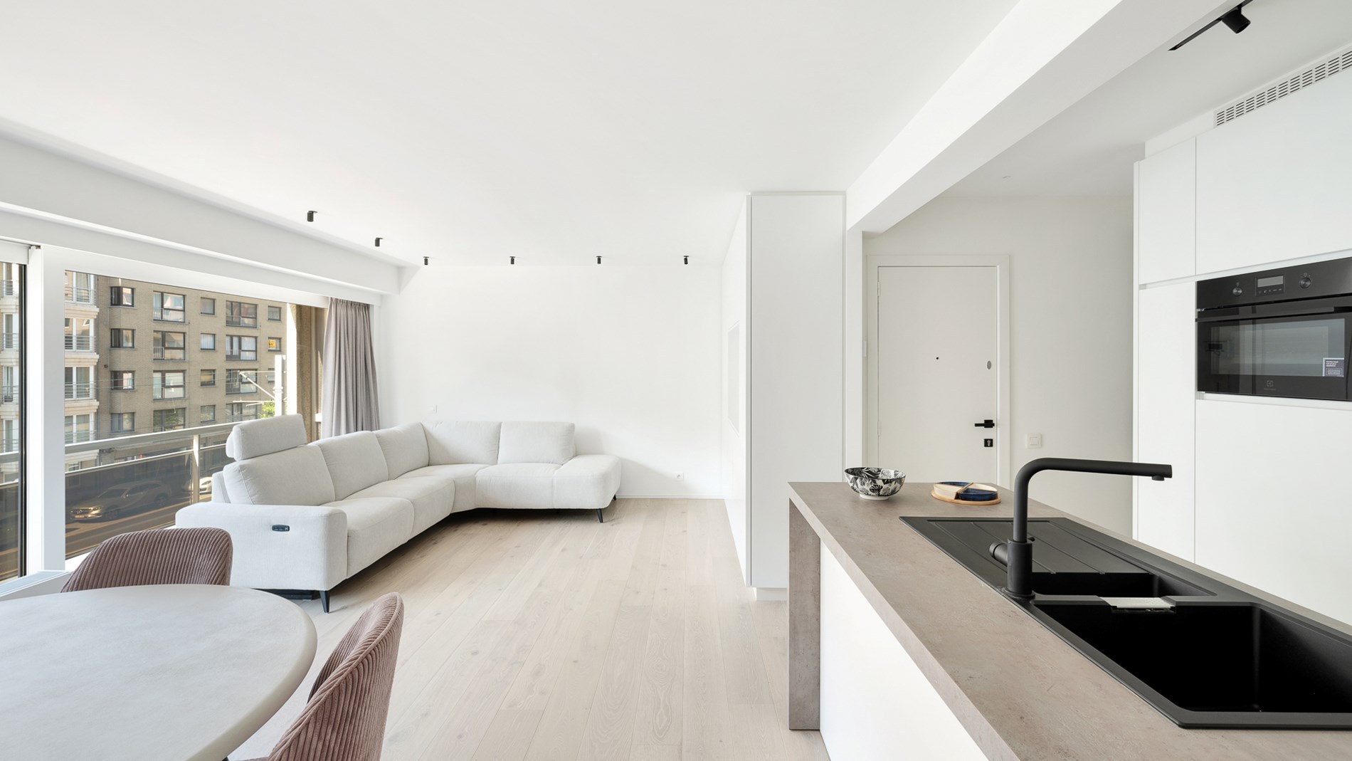 Appartement de deux chambres luxueusement rénové sur la nouvelle promenade de Heist. - photo 2