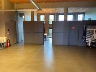 Instapklare kantoorruimte (ca. 150 m²).  Het kantoor is gelegen op het Pottelberg bedrijvencentrum en in de nabijheid van alle invalswegen.  Het kantoor omvat een ruime inkom, een landschapsbureau, een apart bureau met vergaderruimte, een serverruimte, gescheiden sanitair en een kitchenette. De volledige ruimte is voorzien van alle hedendaags comfort en airco. Gratis parking voor de deur.  Er komen per maand nog 100 euro gemeenschappelijke kosten bij de maandelijkse huurprijs.<br />https://www.kortrijk.be/onderneeminkortrijk/aantrekkingspremie-kortrijk