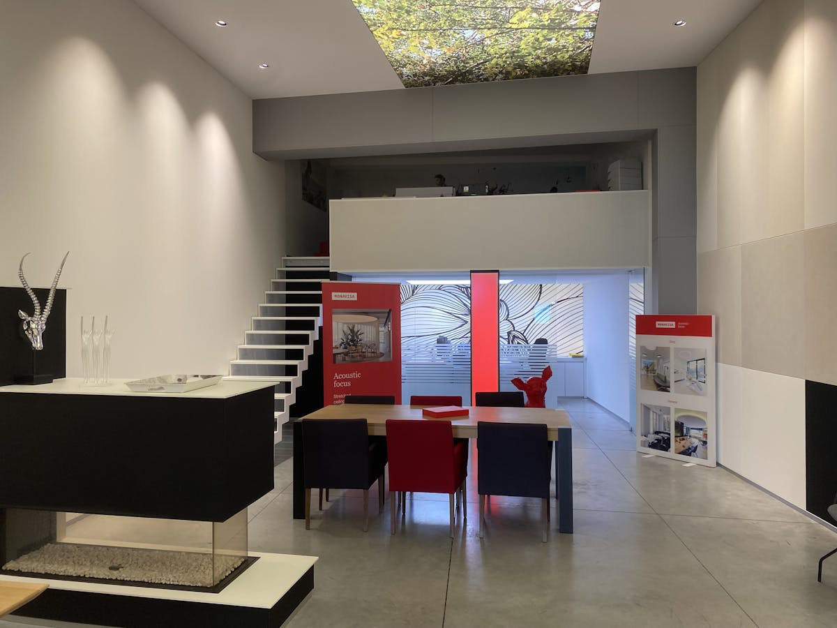 Opslagplaats met toonzaal en kantoor op invalsweg te Roeselare - foto 4