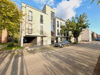 Op een centrale locatie in Gent bevindt zich dit ruime gelijkvloerse appartement van 97m² met twee volwaardige slaapkamers, een ruime leefruimte en een mooie tuin. Dankzij de centrale ligging geniet u van alle voorzieningen die de stad te bieden heeft, terwijl u thuis volledig tot rust kunt komen.<br /><br />Bij het binnenkomen valt meteen de uitzonderlijk diepe leefruimte op, die dankzij de grote raampartijen geniet van een aangename lichtinval en een prachtig zicht op de tuin. De open keuken sluit naadloos aan op de leefruimte en zorgt voor een ruimtelijk gevoel. Verder beschikt het appartement over twee volwaardige slaapkamers, een ruime badkamer met inloopdouche en ligbad en een afzonderlijk toilet. Door de doordachte indeling heb je de mogelijkheid om een 3de slaapkamer te realiseren!<br /><br />Ook buiten heeft dit appartement heel wat te bieden! De tuin (van ± 160m²) beschikt over een fantastische groenzone en een privatieve parkeerplaats, veilig afgesloten met een poort. Daarnaast is er nog een extra parkeerplaats in de ondergrondse garage, met bijkomende bergruimte!<br /><br />Ondanks centraal in Gent te zijn gelegen geniet je van een vlotte bereikbaarheid naar de invalswegen en heb je een snelle verbinding naar de binnenring van Gent.<br /><br />Troeven:<br />- Centrale ligging in Gent!<br />- Gelijkvloers TOP-appartement<br />- Uitzonderlijk diepe en lichtrijke leefruimte met open keuken<br />- Ruime badkamer met ligbad en inloopdouche<br />- Aangename grote tuin met terras<br />- Privatieve parkeerplaats achter afgesloten poort<br />- Extra ondergrondse parkeerplaats met bergruimte<br />- Lage gemeenschappelijke kost!<br /><br />Een ideale combinatie van comfortabel wonen, een groene buitenruimte en parkeergelegenheid op een centrale locatie in Gent! Ook als opbrengsteneigendom een slimme investering!<br />Meer info of een bezoek? Bel WIJSvastgoed op +32 9 395 80 10 !