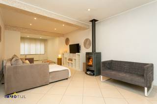 Instapklare halfopen woning met 4 slaapkamers en tuin in het centrum van OpwijkDeze verzorgde halfopen bebouwing is uitstekend gelegen in het centrum...