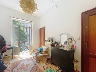 <strong>HAUT DE SAINT-GILLES, in de gewilde wijk Maison Communale, dicht bij alle voorzieningen (winkels en openbaar vervoer), prachtig appartement van ±70 m² op de 1e verdieping. Het is als volgt ingedeeld: woonkamer van ±17 m², eetkamer van ±13 m², ingerichte keuken (oven, kookplaten, afzuigkap, aansluiting voor wasmachine), terras op het noordoosten van ±17 m², een slaapkamer van ±17 m² met uitgang naar een balkon op het zuidwesten, een werkkamer van ±7 m², badkamer. Raming van de lasten: 70 €/maand (koud water, gemeenschappelijke kosten, aansprakelijkheidsverzekering). Beschikbaar vanaf 31/08/2026. Afmetingen ter indicatie.</strong><br /><br />
<p><u>Op de 1e verdieping: </u></p>
<p> </p>
<p>- Woonkamer ± 17 m²</p>
<p>- Eetkamer ± 13 m²</p>
<p>- Ingerichte keuken (oven, kookplaten, afzuigkap, aansluiting voor wasmachine)</p>
<p>- Terras (noordoost) ± 17 m²</p>
<p>- Slaapkamer ± 17 m²</p>
<p>- Balkon (zuidwest)</p>
<p>- Badkamer</p>
<p>- Kantoor ± 7 m²</p>
