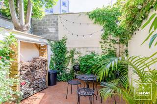 Uitstekend gelegen in een <strong>rustige straat</strong> vlak bij station <strong>Gent-Sint-Pieters en het stadscentrum</strong>. Dankzij de centrale ligging vormt deze woning een ideale uitvalsbasis voor <strong>studenten of starters</strong>. Universiteiten, hogescholen, bibliotheek, winkels, gezellige cafés en restaurants bevinden zich op wandelafstand. Bovendien zorgen de nabijheid van belangrijke invalswegen een uitstekende bereikbaarheid en extra woonkwaliteit. Dit resulteert in een uitstekende <strong>Mobiscore van 9,6/10</strong>.<br /><br />Daarnaast is het pand <strong>erkend als vakantiewoning</strong> door Toerisme Vlaanderen, wat het ook interessant maakt als investering. Tijdens de zomermaanden werd de woning succesvol verhuurd via Airbnb en Booking.com, met uitstekende beoordelingen.<br /><br />De woning werd in het jaar 2000 volledig gerenoveerd met oog voor <strong>kwaliteit en duurzaamheid</strong>. Hoge plafonds, grote raampartijen en de zuidwestgerichte veranda zorgen voor <strong>veel lichtinval</strong> en een aangename sfeer in de woning. In de <strong>groene stadstuin</strong> is het gezellige en aangenaam vertoeven.<br /><br />In 2011 zijn <strong>7 zonnepanelen</strong> geplaatst met <strong>groenestroomcertificaten</strong> tot september 2031 en wat later in <strong>2024</strong> een <strong>lucht-luchtwarmtepomp met airco</strong>.<br /><br />Indeling:
<ul>
	<li><span>Gelijkvloers: inkomhal met gastentoilet, open keuken, ruime kelder, lichtrijke leefruimte met ingebouwde haard en veranda met eetplaats die toegang geeft tot de stadstuin. </span></li>
	<li><span>Eerste verdieping: ruime slaapkamer en badkamer met douche en toilet. </span></li>
	<li><span>Tweede verdieping: polyvalente ruimte (3<sup>de</sup> slaapkamer), tweede slaapkamer met lavabo en mezzanine met extra slaapruimte. </span></li>
</ul>
<br />BIJZONDERHEDEN: <strong>EPC label B</strong> - zonnepanelen – warmtepomp met airco– <strong>conforme elektriciteit</strong> - <strong>asbestvrij attest</strong> – brandveiligheidsattest<br /><br />Wenst u zelf de kwaliteiten van deze woning verder te ontdekken, neem dan contact op met Theo voor een plaatsbezoek: theo@convas.be