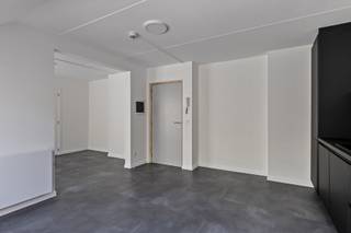 <span><strong>**Ruime lichtrijke studio's nabij Gasthuisberg**</strong></span><br /><br />Aan de hoger gelegen Mechelsevest te Leuven, een uiterst rustige locatie maar strategisch goed gelegen kan je deze gerenoveerde studio's vinden. Deze renovaties werden gedaan met oog voor afwering, materiaalkeuze en optimalisatie van de ruimte. De grote raampartijen/ veluxen zorgen voor lichtrijke studio's. De unit is in realiteit groter dan de vermelde oppervlakte aangezien deze schuine wanden heeft, als dat geen leuk extratje is! Een fiets plaatsen kan in de voorziene gemeenschappelijke fietsenstalling. Deze units zijn ideaal voor starters, studenten, kopers werkende in Campus Gasthuisberg en omgeving. <br /><br /><span><strong>U leest het goed, de renovatie is reeds gedaan, het maken van een thuis is aan u ! Contacteer onze Expert Investeringsvastgoed Jacky: jacky@connect-immo.be </strong></span>