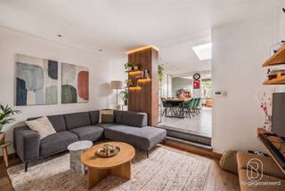Welkom in dit charmante huis in Ronse, een perfecte woning voor gezinnen die op zoek zijn naar comfort en ruimte in een gezellige buurt. Dit stijlvolle pand combineert karakter van jaren voorbij met moderne updates en biedt een uitnodigende sfeer waar u zich meteen thuis voelt.Met een bruikbare oppervlakte van 170m² verdeeld over een grondoppervlak van 285m², beschikt deze eigendom over drie gezellige slaapkamers en één badkamer. De indeling is ideaal voor gezinnen of voor wie veel bezoekers verwelkomt. De mooie bakstenen gevel met klassieke architectuur geeft de woning een authentieke uitstraling die perfect aansluit bij het karakter van Ronse.Het interieur straalt moderne gezelligheid uit. De open leefruimte met lichtkoepel brengt veel natuurlijk licht naar binnen en is tegelijk zeer gezellig. De geïntegreerde keuken is voorzien van houten kasten, moderne apparatuur en een praktische indeling die koken tot een plezier maakt.De badkamer beschikt over aangepaste sanitair en voelt vernieuwd aan. Op de eerste verdieping vindt u ook een praktisch ontworpen werkruimte met dagraam.Buiten wacht u een ruime, omheinde tuin met patio en terrasmogelijkheden. Hier treft u picknicktafels en een pergola met parasol, perfect voor gezellige buitenmomenten met familie en vrienden. De tuin biedt veel potentie voor uw persoonlijke tuinprojecten.Dit huis in Ronse is een geweldige keuze voor wie een welkom, goed onderhouden woning zoekt met veel ruimte, zowel binnen als buiten.Te koop bij Immo Beguin, met kantoren in Ronse, Waregem, Kortrijk, Lessines, Deinze, Doornik, Moeskroen en Nieuwpoort.Meer info of bezoek via info@immobeguin.be