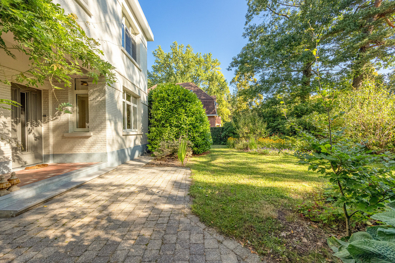 Instapklare en karaktervolle villa op toplocatie, gelegen op een ruim perceel van +-2450m², omgeven door rust, privacy en groen - foto 5