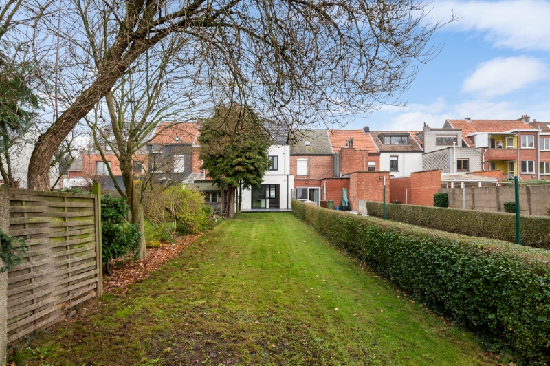 Centraal gelegen &amp; instapklare, volledig gerenoveerde rijwoning met 3 SLK &amp; tuin - foto 2