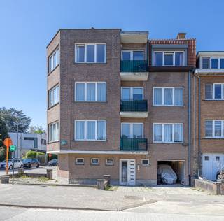 Comfortable 2-bedroom apartment with garage and terrace in Dilbeek, ideal for those looking for a well-located and pleasant home. Situated on...