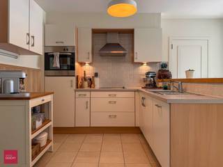 Instapklaar ! Bestaande uit een ruime lichtijke living, ingerichte keuken, berging, 2 slaapkamers, badkamer, tuintje en garage. Geen syndiek tebetalen...