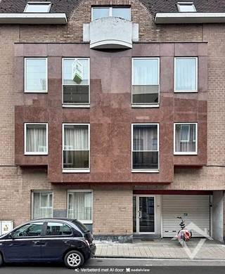 Dit appartement is gelegen op de 2de verdieping van een kleine residentie in het centrum van Leuven. <br /><br />Het appartement bestaat uit: lift - inkomhal met ingebouwde kast - living - keuken - afzonderlijk toilet - badkamer - 2 slaapkamers, waarvan 1 voorzien is van een groot terras. <br /><br />Ook is er een kelderberging en een ondergrondse afgesloten autostandplaats. <br /><br />Troeven van dit appartement: <br />- gelegen in het centrum met een ondergrondse autostandplaats<br />- centrale verwarming op aardgas <br />- EPC-label B